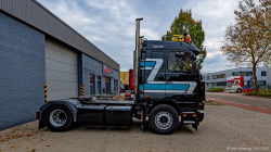 20251019-Tom-Holding-00354